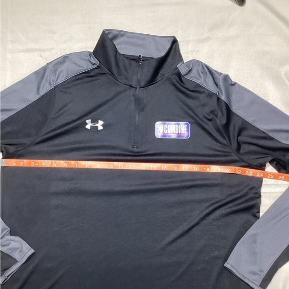 Under Armour Black and Gray light weight Performance Pullover - Picture 7 of 8